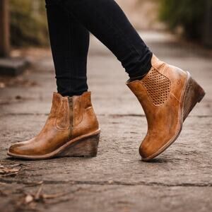 Bedstu Countess Cognac Brown Leather Wedge Heel Ankle Booties Size 6.5 Heritage